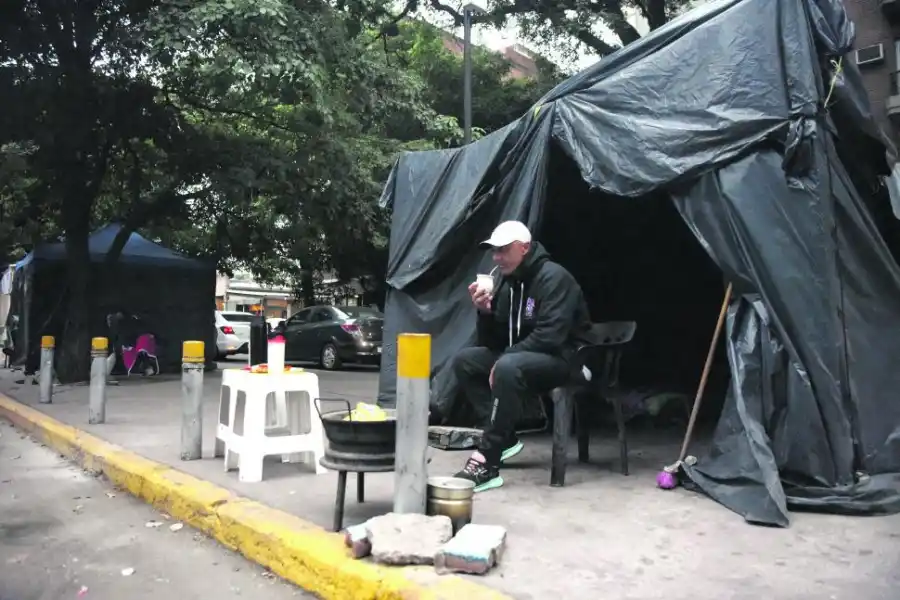FIRME, FRENTE AL HOSPITAL. José Greppi, tío de Paula Granero. Ambos aguardan por la salud del padre de Paula, internado hace casi un mes.