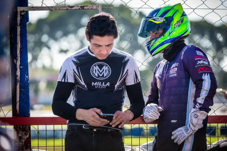 EN DUPLA. Milla en pleno análisis junto a Daz que estaba en rol de piloto.
