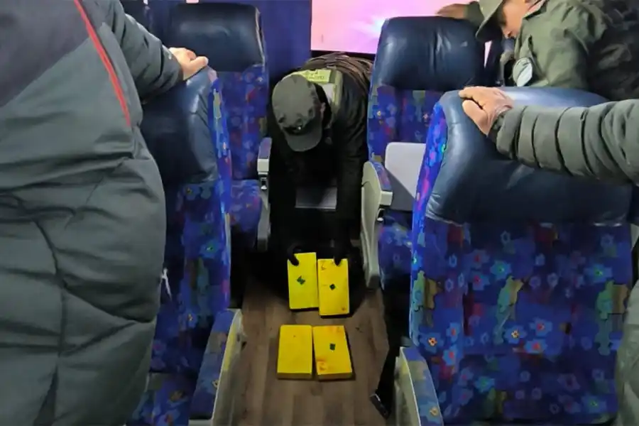 EN UN TOUR. La droga estaba oculta en el habitáculo del aire acondicionado.