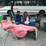 Vivir en la vereda: historias que esperan frente al Hospital Padilla