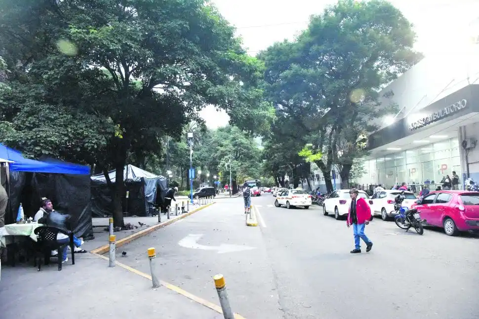 Vivir en la vereda: historias que esperan frente al Hospital Padilla