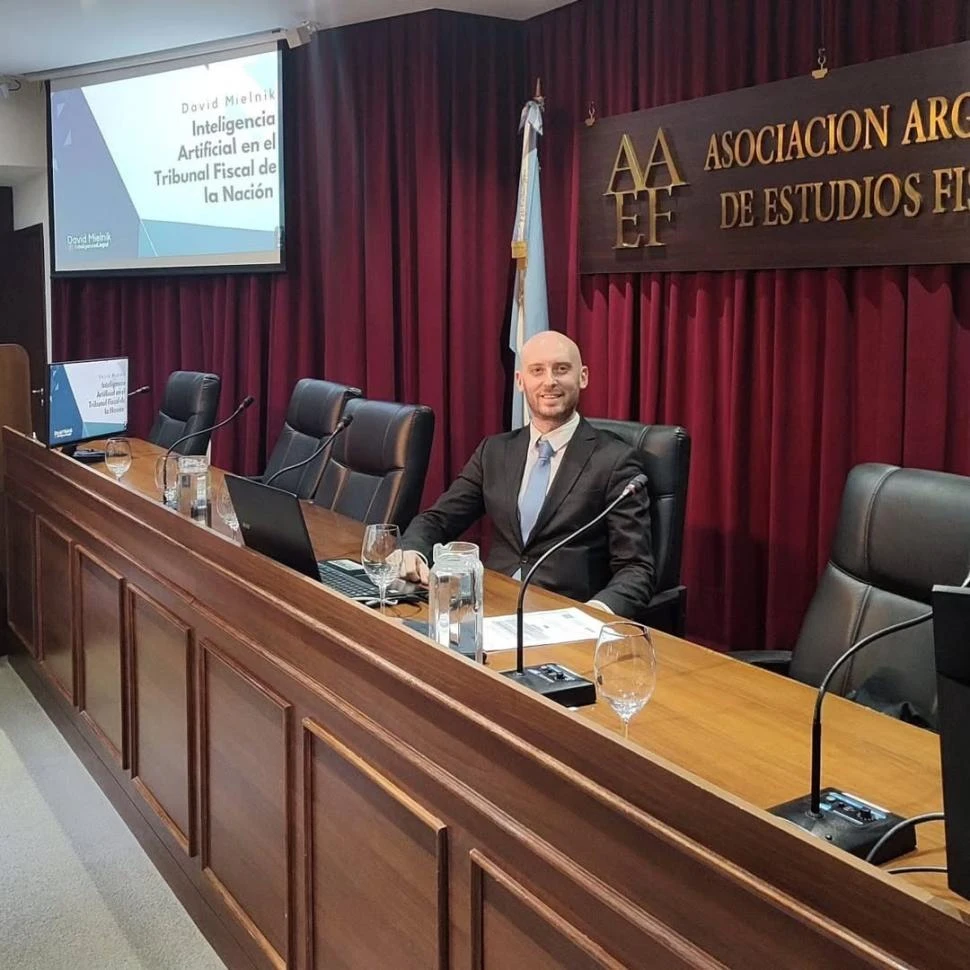 EN LA GACETA. Mielnik posa luego de la entrevista con este diario.