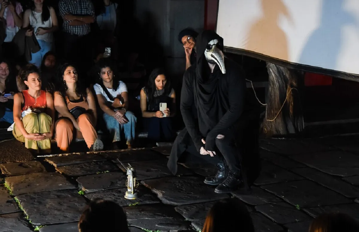 ENTRE LAS TUMBAS. Juri narra las historias con una máscara particular.