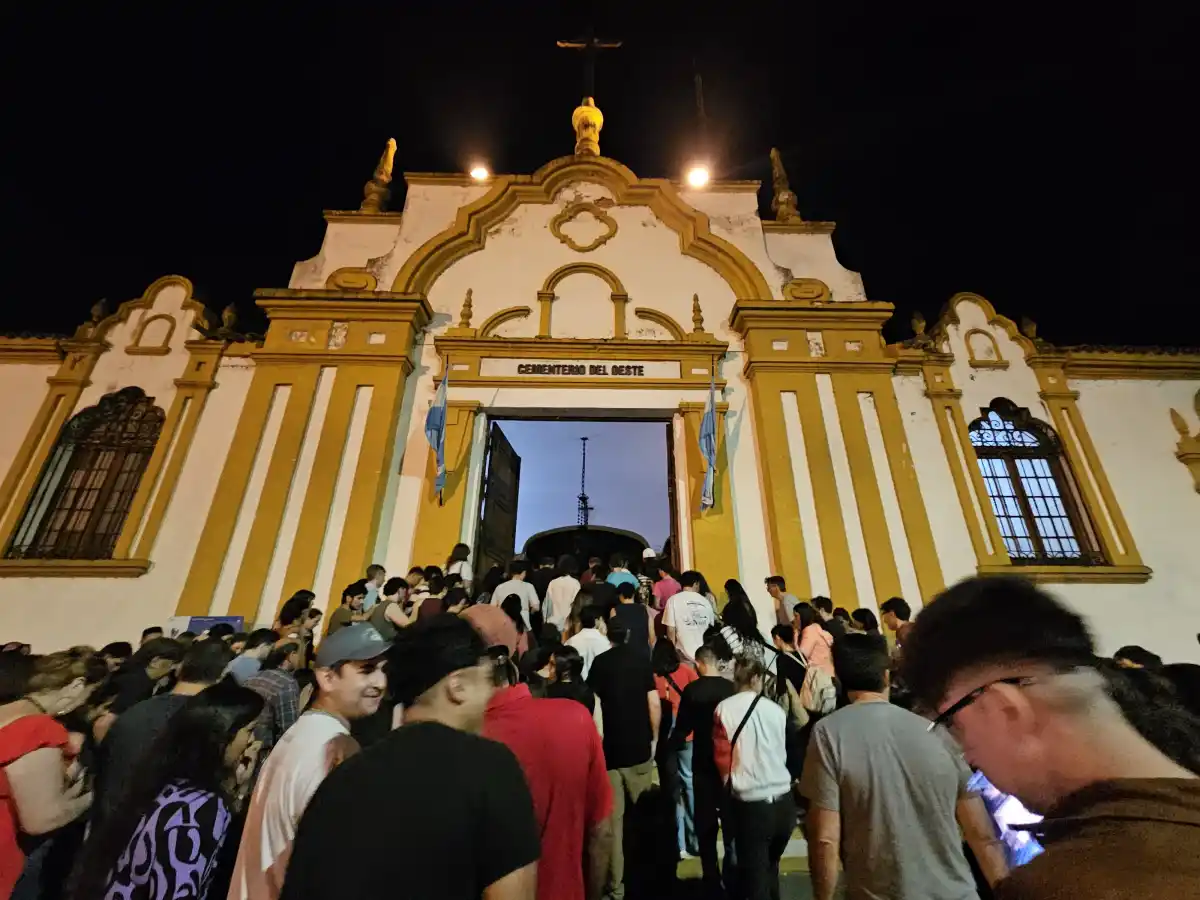 GRAN CONVOCATORIA. Los asistentes se agruparon en la entrada del Cementerio del Oeste.