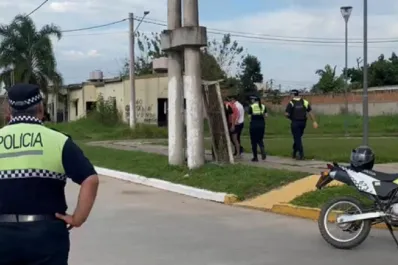 Un hombre amenazó con saltar desde un poste de tensión eléctrica