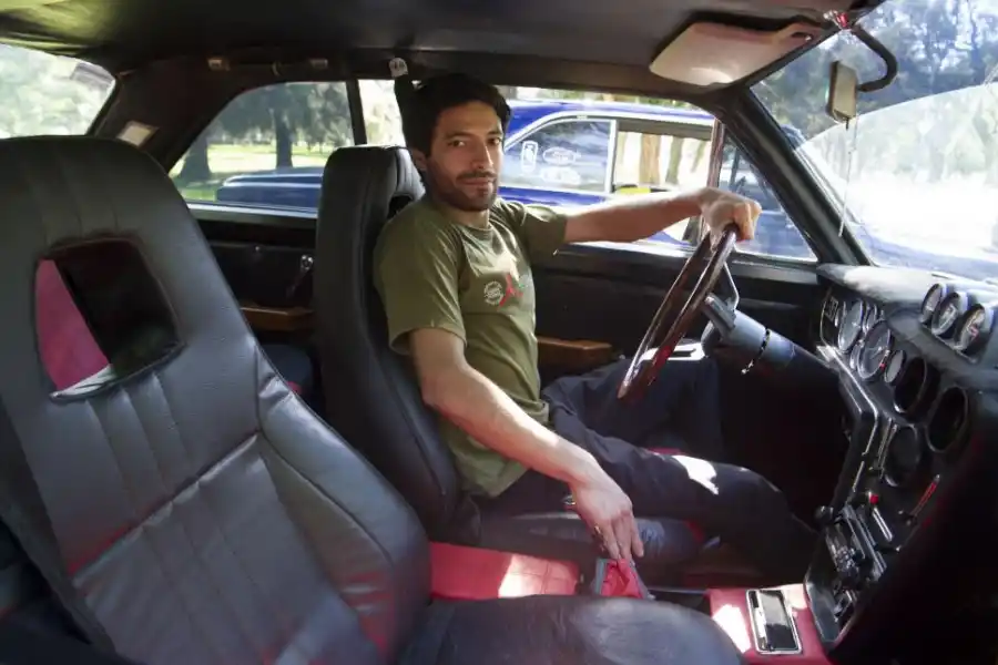 AL VOLANTE. Jesús en su Torino 1975: una conexión con lo clásico.