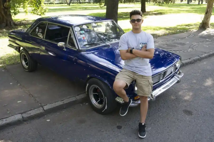 POTENCIA. Mauricio y su Torino coupé azul, una dupla de hierro.