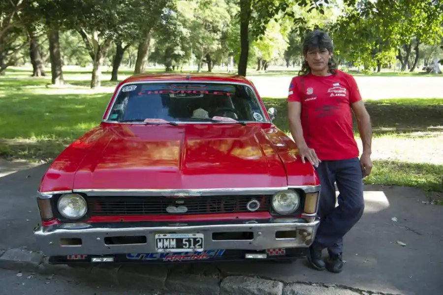 ROJO VIBRANTE. La Chevy 250 de Héctor brilla al sol como un rubí.