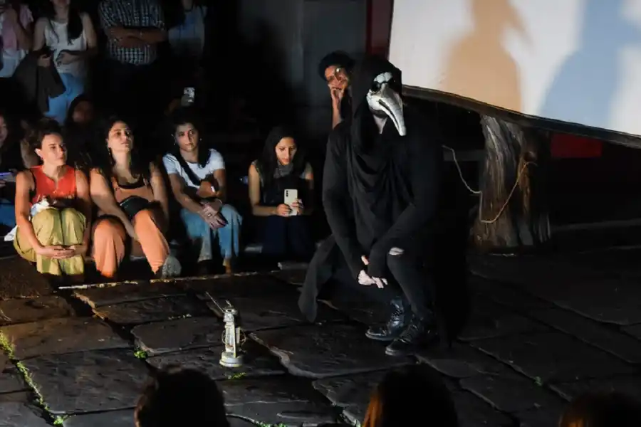 ENTRE LAS TUMBAS. Juri narra las historias con una máscara particular.