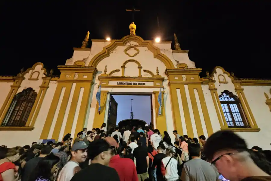 GRAN CONVOCATORIA. Los asistentes se agruparon en la entrada del Cementerio del Oeste.