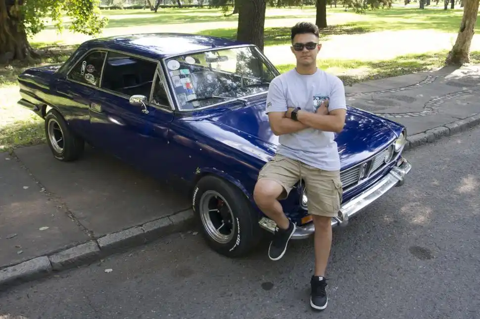 POTENCIA. Mauricio y su Torino coupé azul, una dupla de hierro.
