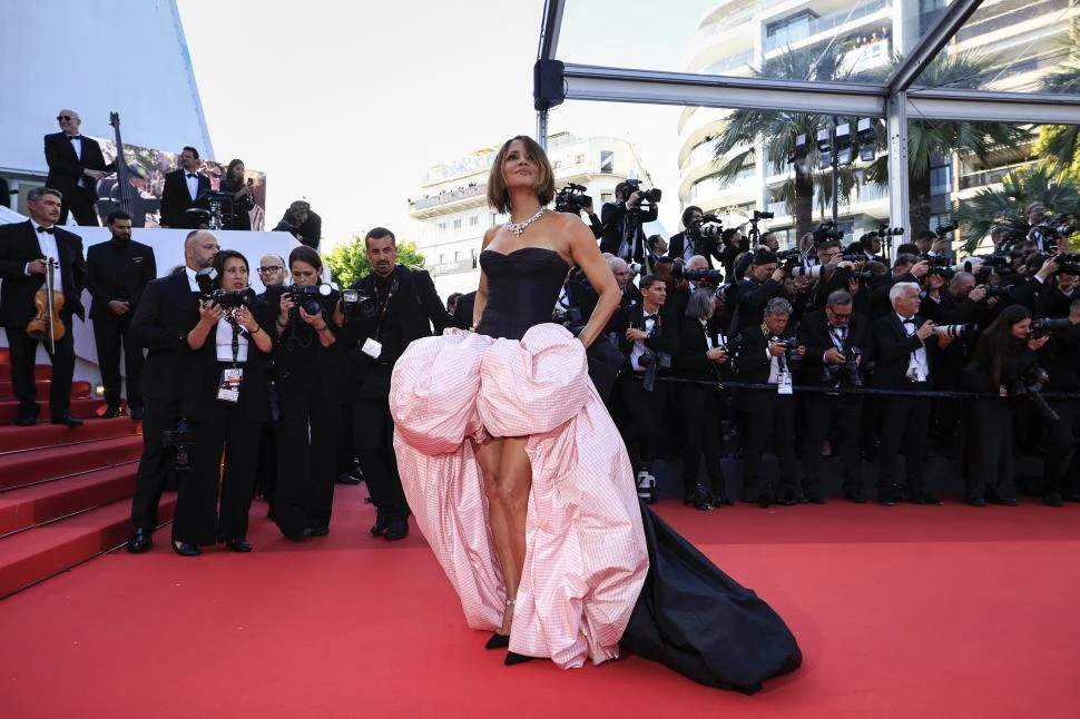 CAMBIO DE VESTUARIO. Halle Berry modificó su look por un nuevo código de vestimenta en Cannes.