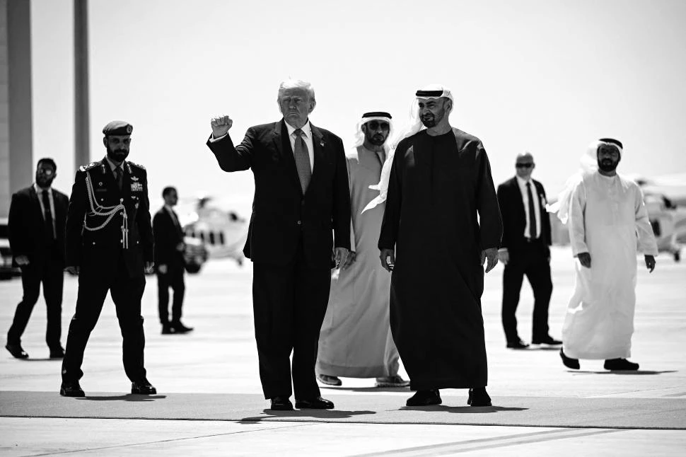 RECIBIMIENTO. Trump se reunió con empresarios y con el líder de Emiratos Árabes Unidos, el sheik Mohamed bin Zayed Al Nahyan, en Abu Dabi.  