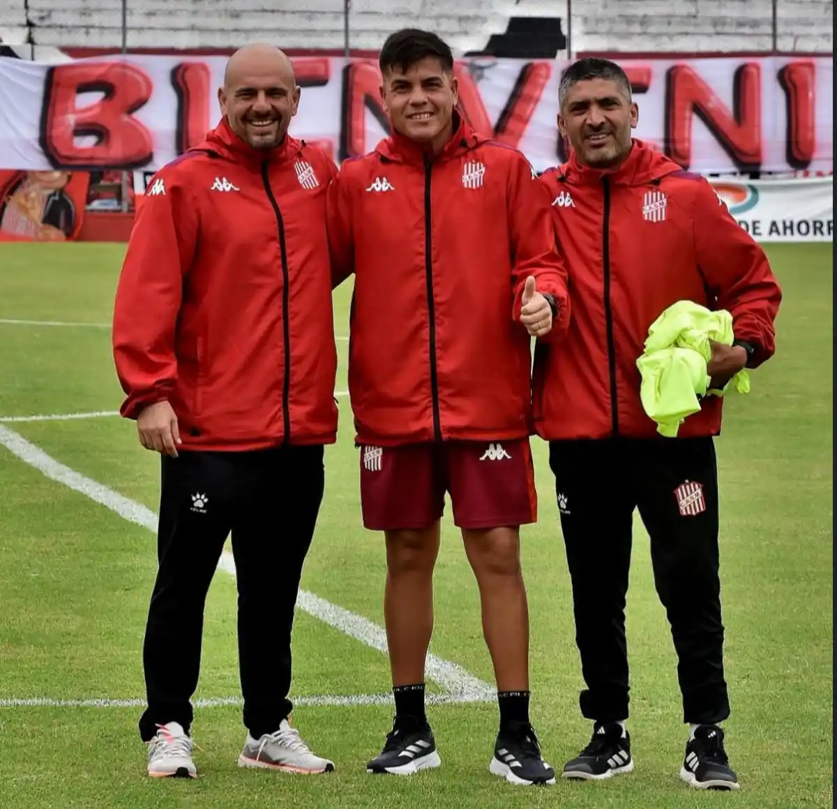 GRUPO DE TRABAJO. Sergio Saavedra, el entrenador de arqueros Eduardo González y Franco Narese (último a la derecha) posan en La Ciudadela.