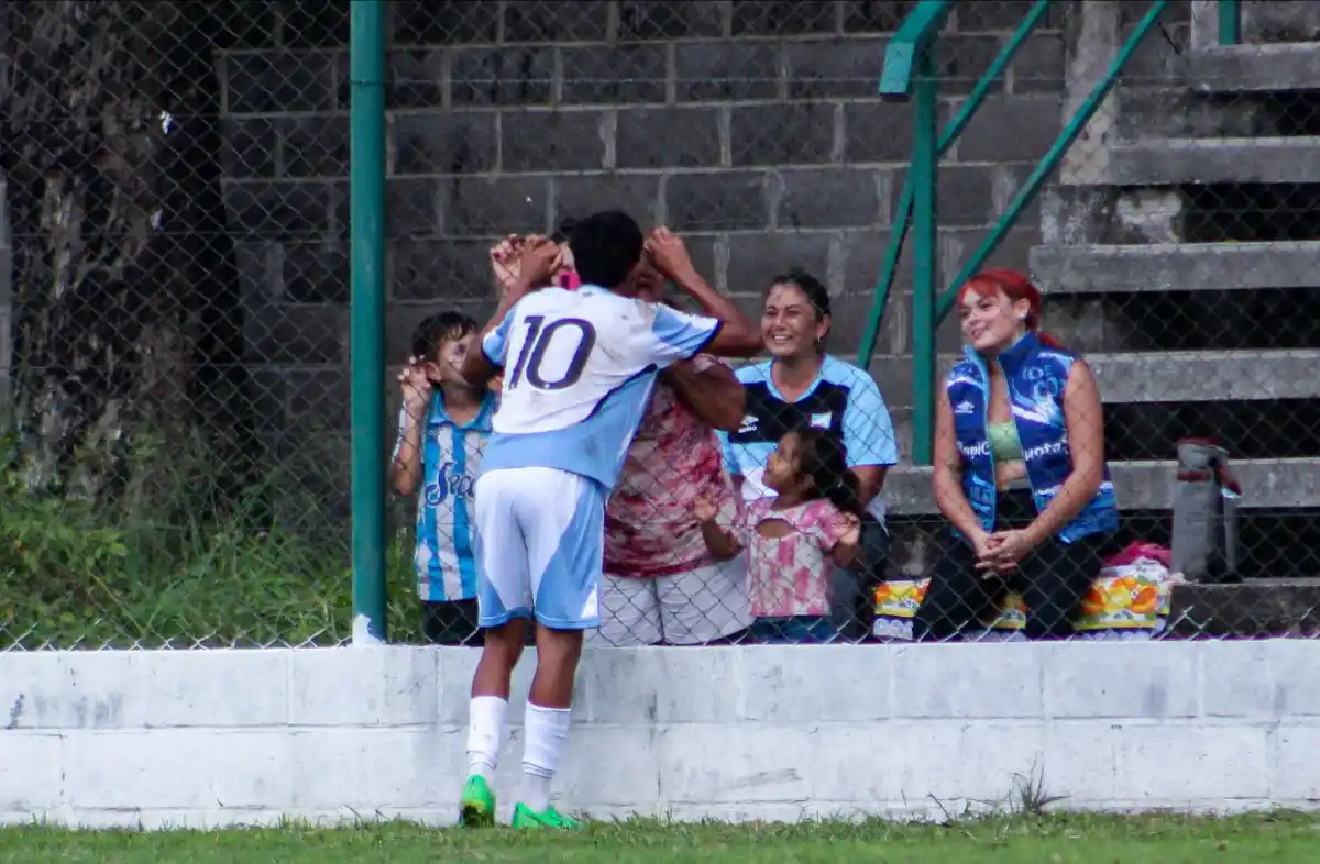 Tiene a su padre preso y juega para sacar a su familia adelante: la historia de una promesa de Atlético Tucumán