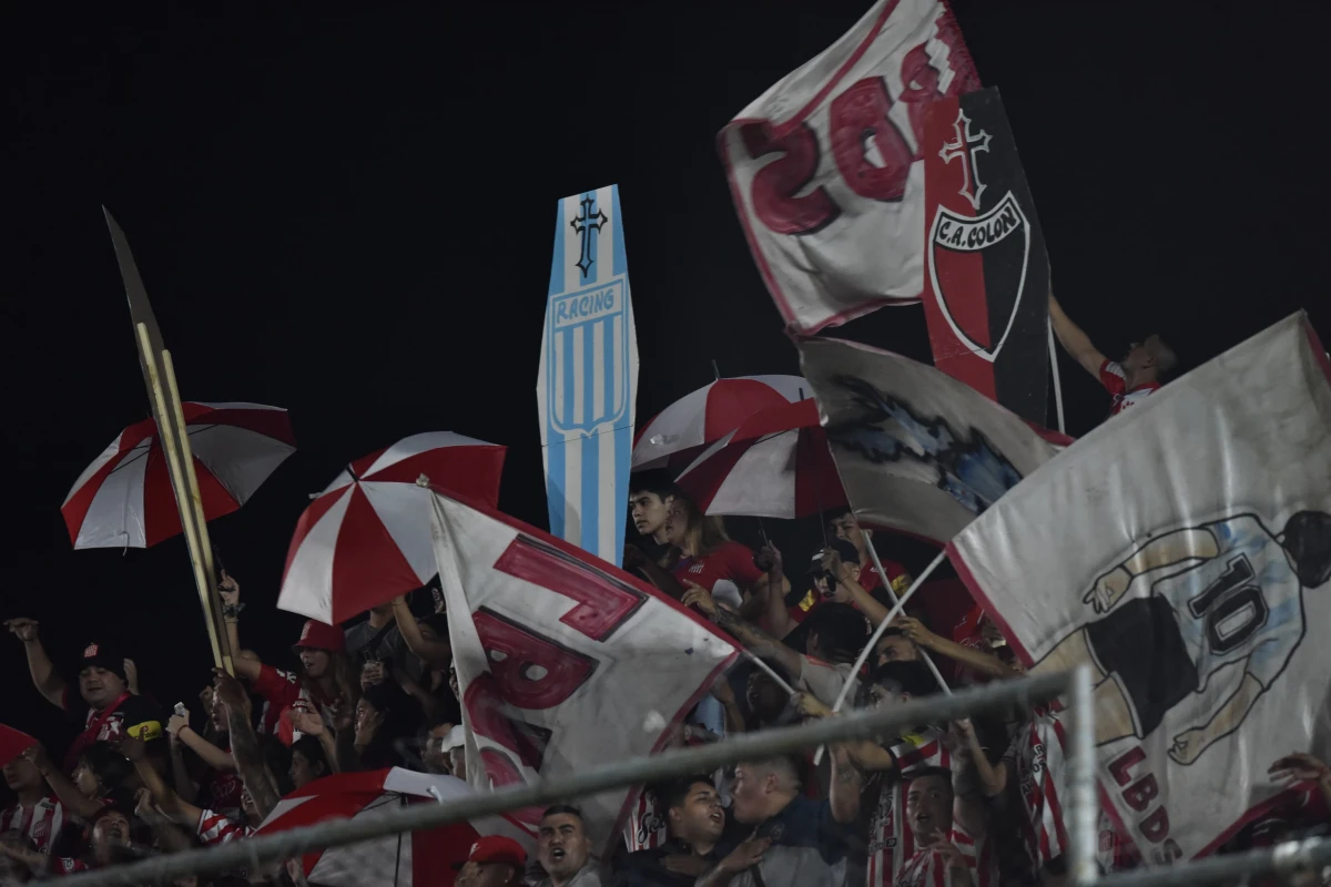 GRAN POLÉMICA. En las tribunas aparecieron ataúdes dirigidos a distintos clubes.