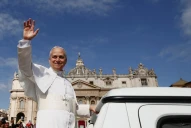 Así fue el primer recorrido de León XIV en el papamóvil por el Vaticano