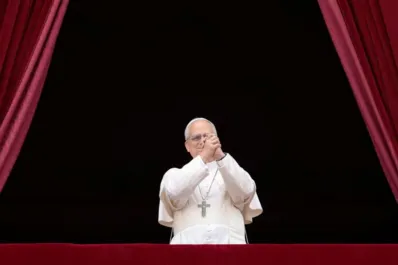 León XIV: cómo es el Palio y el Anillo del Pescador que recibirá en su ceremonia de asunción