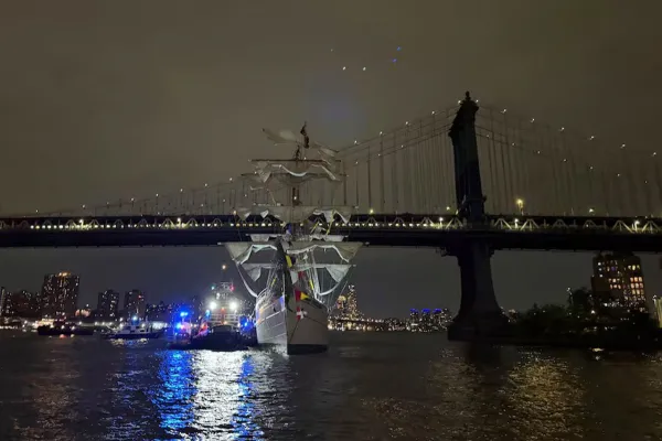 ¿Qué hacía en Nueva York el buque que chocó el puente de Brooklyn?
