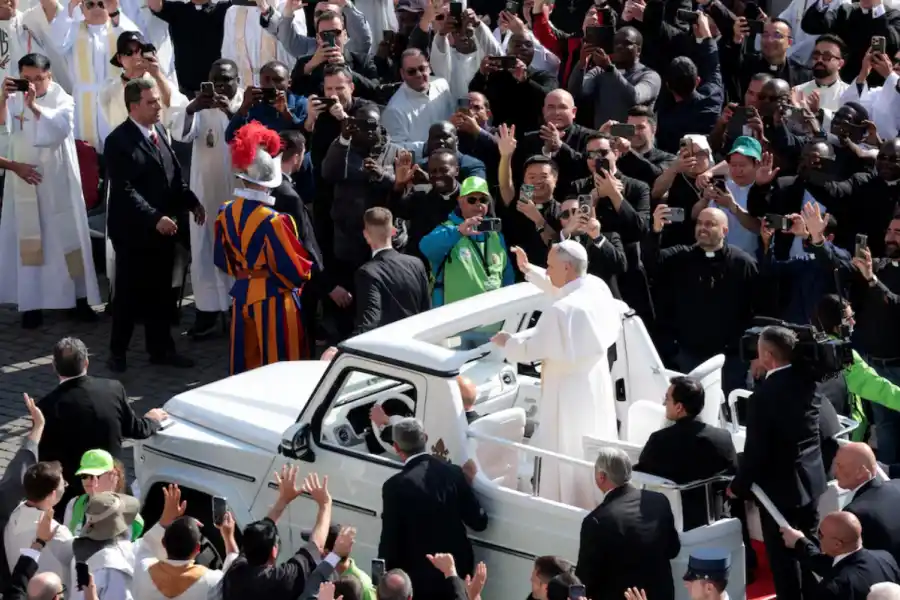 Así fue el primer recorrido de León XIV en el papamóvil por el Vaticano