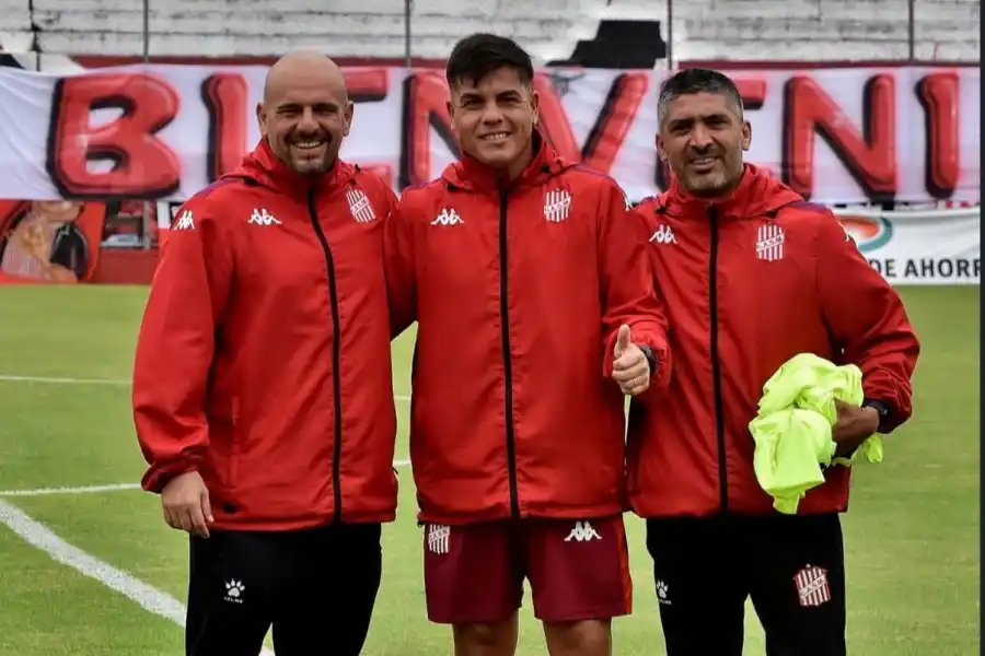 GRUPO DE TRABAJO. Sergio Saavedra, el entrenador de arqueros Eduardo González y Franco Narese (último a la derecha) posan en La Ciudadela.