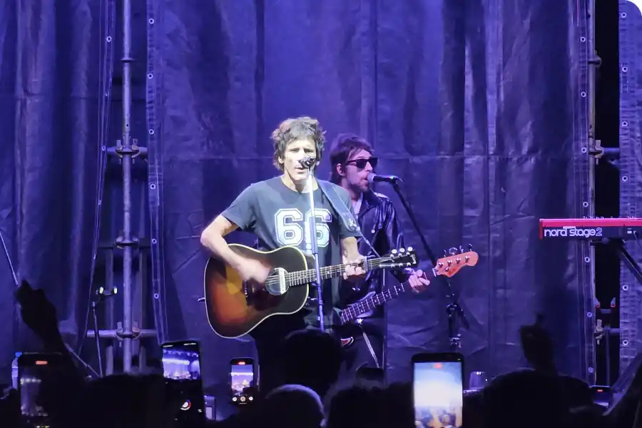 LÍDER. Facundo Soto hizo abrió el recital con el sonido de su guitarra a las 21.50. LA GACETA / FOTO DE BELÉN CASTELLANO