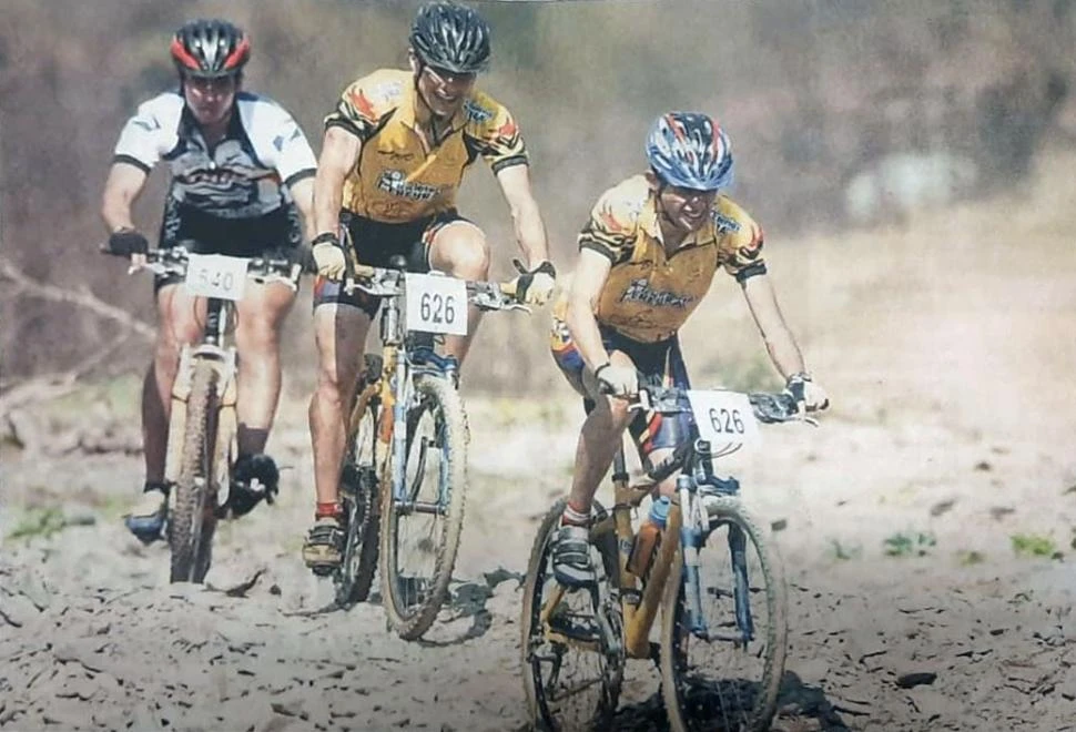 AVANZA A PASO FIRME. Gabriel Quiroga marcha al frente, seguido por Sebastián en la prueba que se disputó en 2002. credito xxxxxxxx