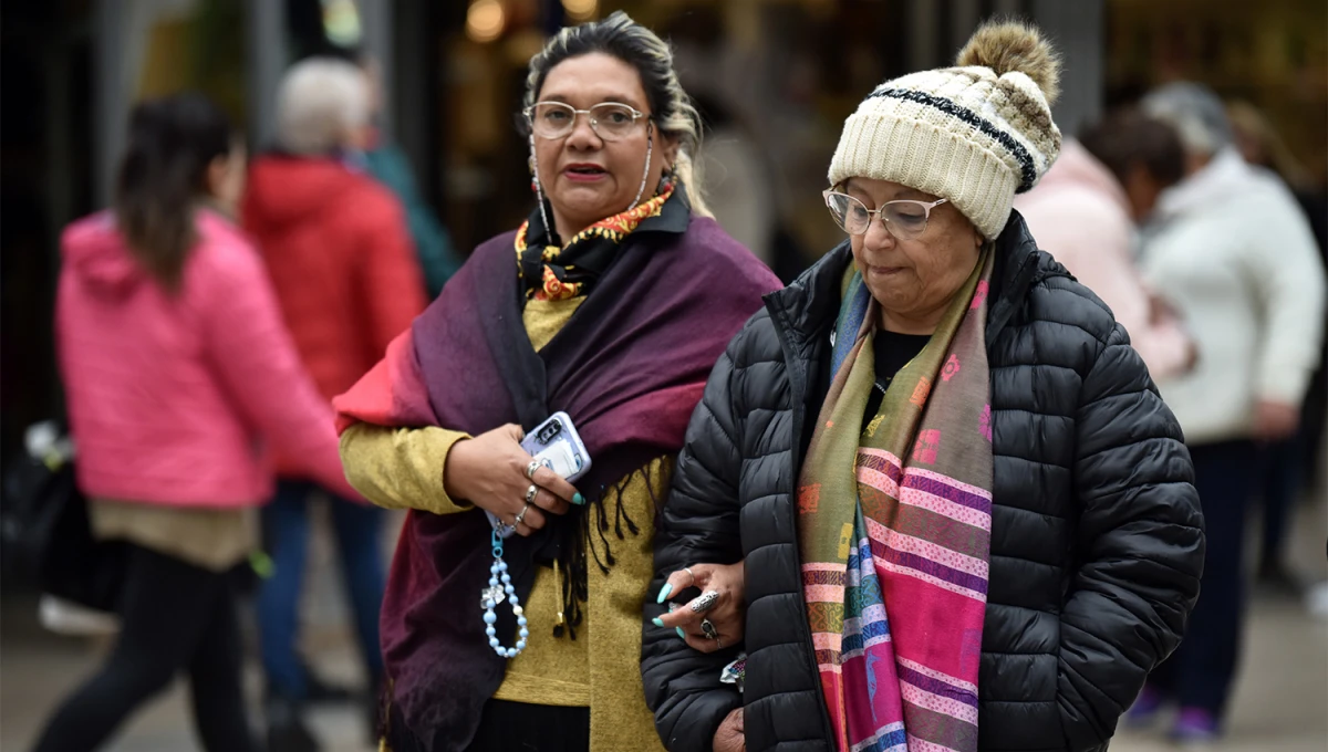 ABRIGOS. Poco a poco las tucumanas y tucumanos tendrán que desempolvar la ropa más invernal.