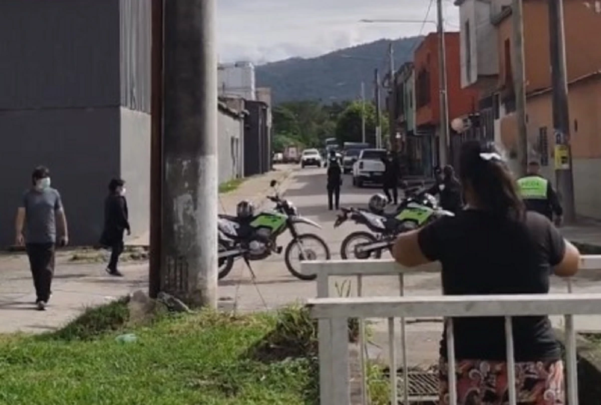 PRIMEROS MOMENTOS. Se les entregó barbijos a los habitantes de la zona, y se les solicitó evacuar sus casas.  