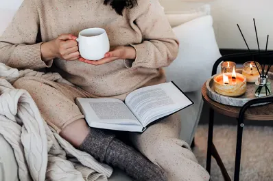 ¿Saturado de la vida? Probá el cozymaxxing, el ritual de mantas y té que se volvió viral en TikTok