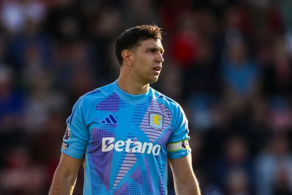 Dos grandes de Europa van por Dibu Martínez: los detalles del posible adiós al Aston Villa