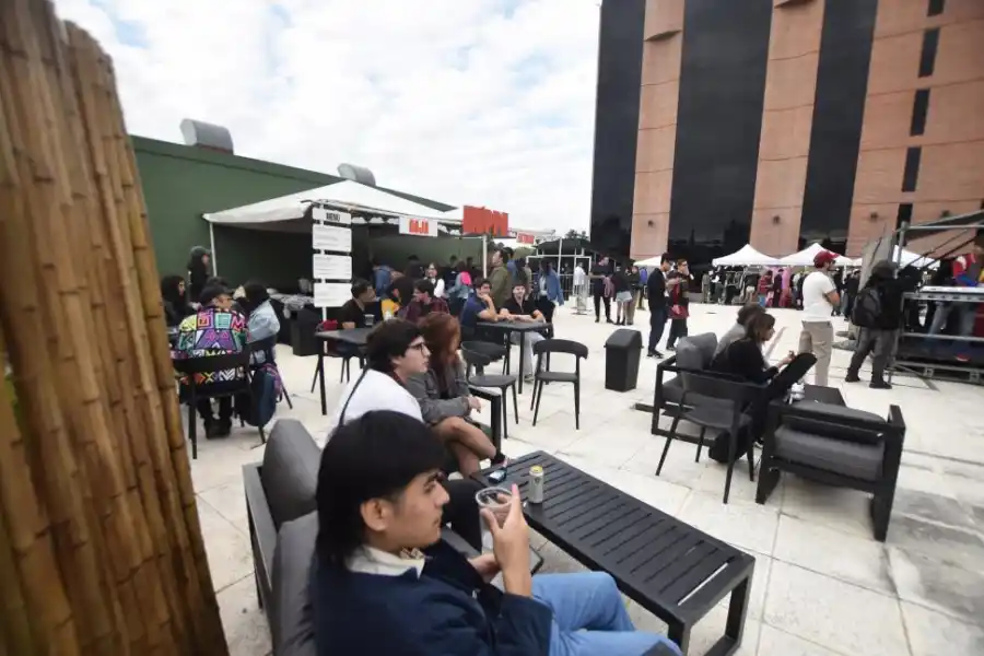 COMODIDAD. El público tuvo lugares confortables para disfrutar y comer.