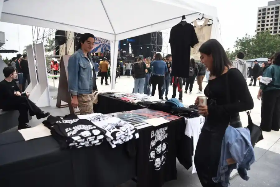 MODA. Hubo puestos con merch oficial y una atractiva feria en el predio.