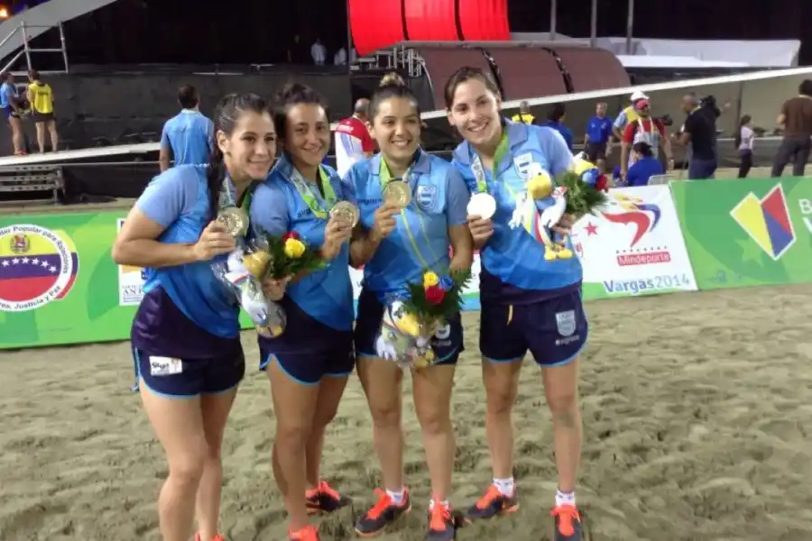 CAMPEONA. En los juegos de playa de 2014 Argentina ganó la medalla de oro. En Venezuela, Fontanarrosa se subió a lo más alto del podio.
