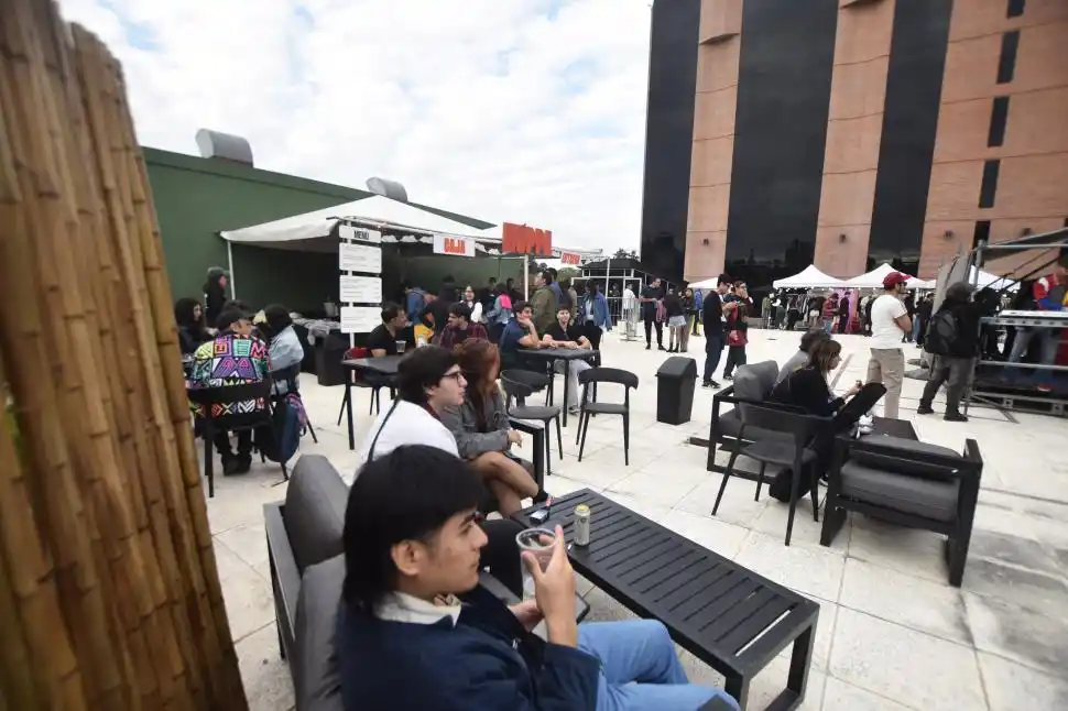 COMODIDAD. El público tuvo lugares confortables para disfrutar y comer.