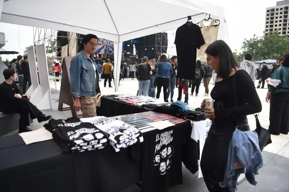MODA. Hubo puestos con merch oficial y una atractiva feria en el predio.