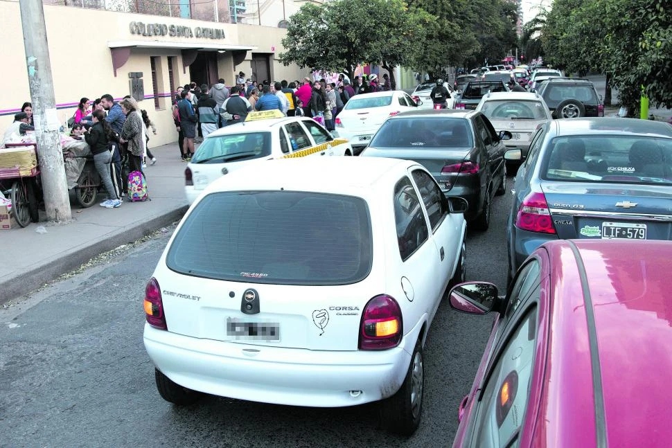 COMPLICACIONES. Aseguran que los principales cuellos de botella en el tránsito capitalino es por las dobles filas.