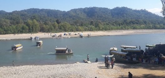 MOVIMIENTO. Los compradores cruzan el río Bermejo para comprar todo tipo de mercadería en Bolivia.