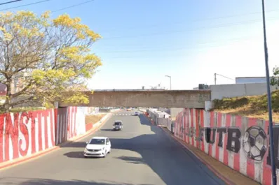 Córdoba: dejó a sus tres hijos en un hotel y apareció un día después durmiendo debajo de un puente