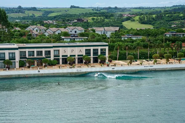 Dónde se encuentra el primer hotel con pileta de surf artificial de América Latina