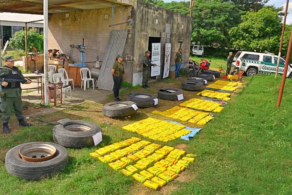 600x400_descubren-425-kilos-cocaina-cubiertas-camion-gomeria-abandonada-salta-1084276-152819.webp