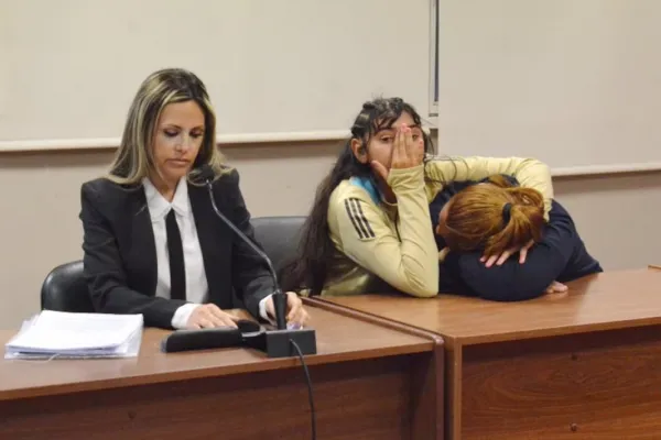 Una mujer y su hija intentaron matar a puñaladas a una vendedora de empanadas por una deuda