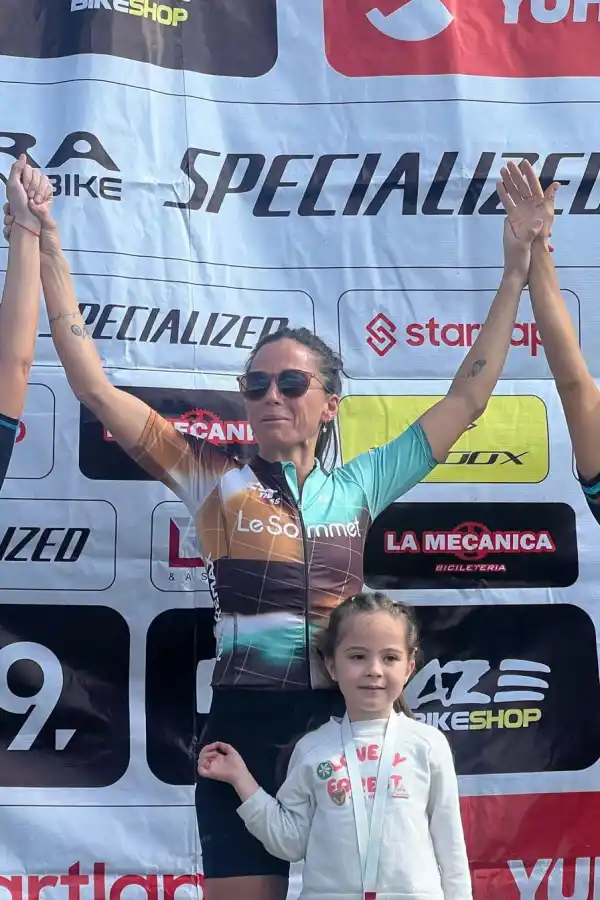 Llegó a Tucumán por el Trasmontaña y se quedó para ser madre, entrenadora y referente del mountain bike