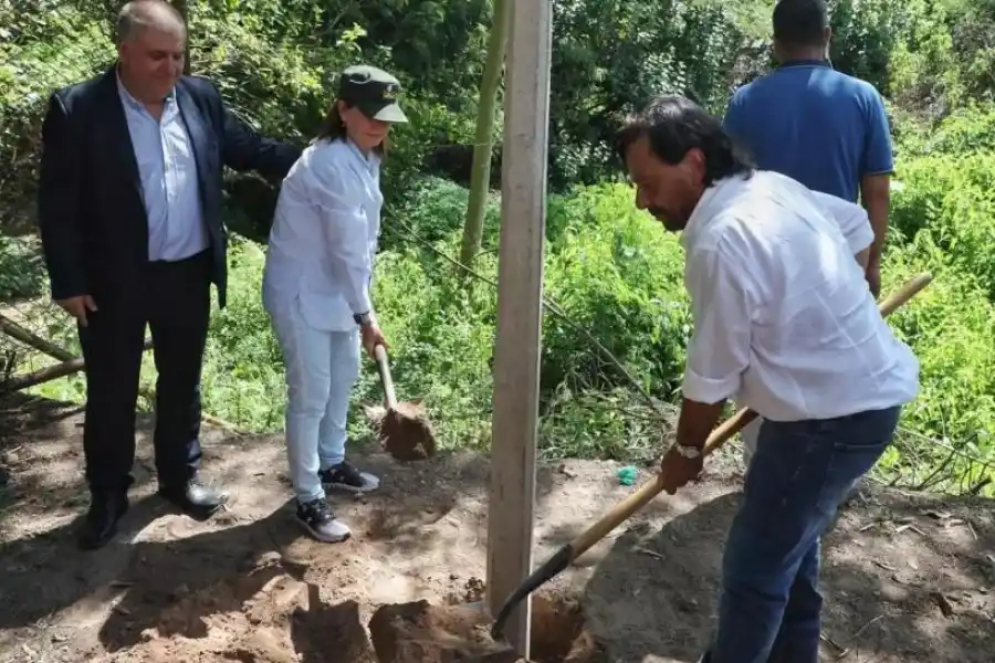 FOTO HISTÓRICA. La ministra Patricia Bullrich y el gobernador salteño Gustavo Sáez colocando un poste.