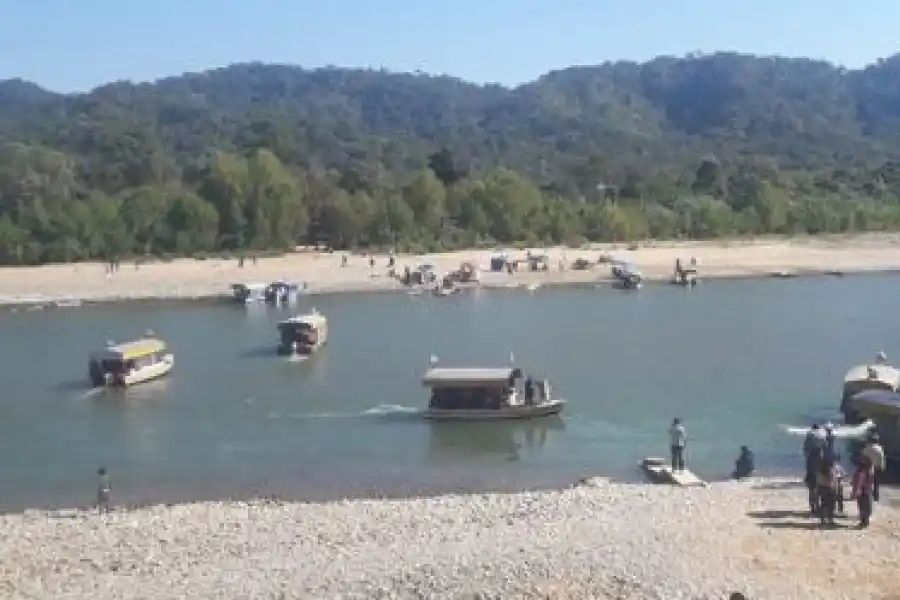 MOVIMIENTO. Los compradores cruzan el río Bermejo para comprar todo tipo de mercadería en Bolivia.