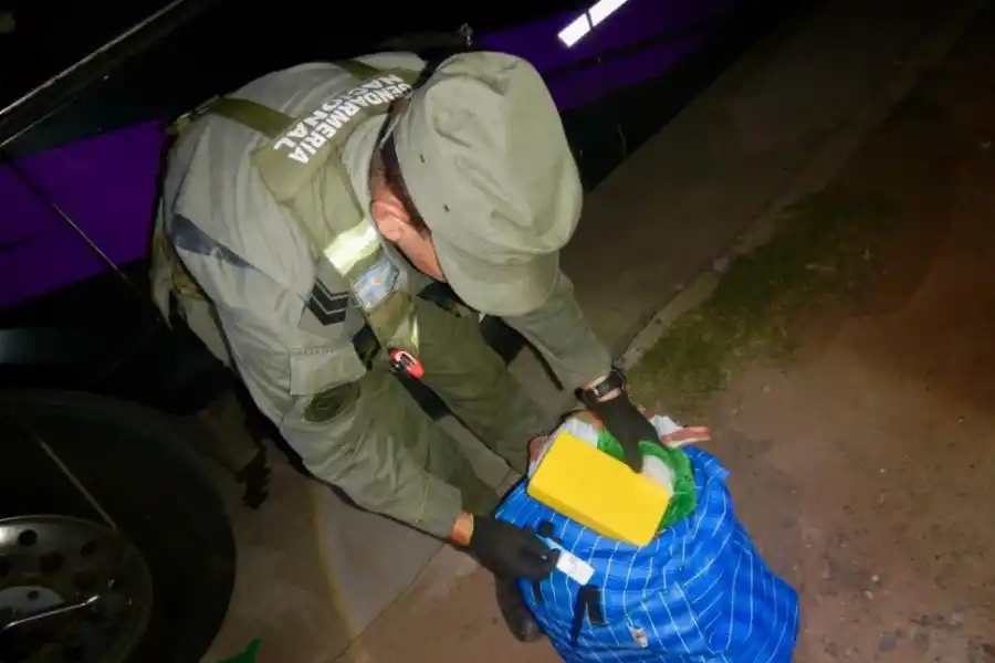 Contrabando: bagayeros eluden por una finca el alambrado en la frontera