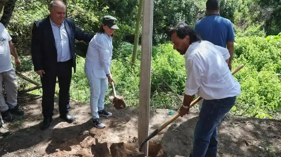 FOTO HISTÓRICA. La ministra Patricia Bullrich y el gobernador salteño Gustavo Sáez colocando un poste.