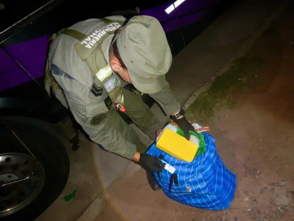 Contrabando: bagayeros eluden por una finca el alambrado en la frontera