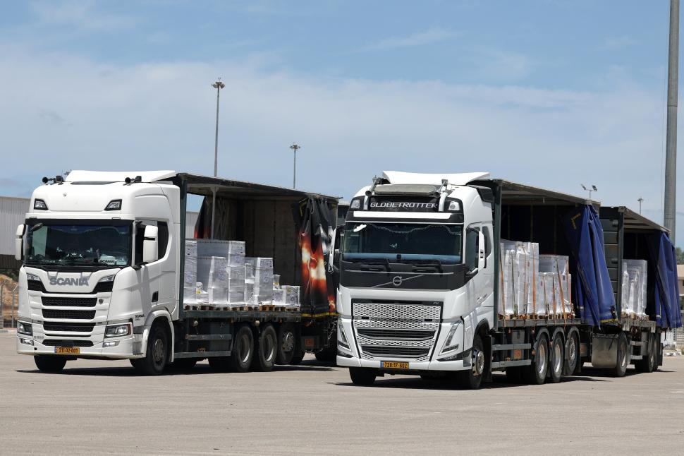 ALIMENTOS. Los camiones que cargan la ayuda humanitaria esperaban en la frontera a que se les permita ingresar a Gaza. 