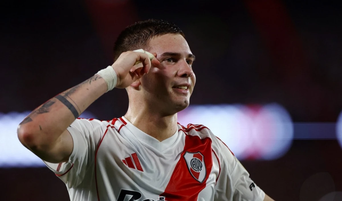 PIENSA EN GRANDE. Mastantuono se destaca no sólo por saber jugar al fútbol, también por un carácter propio de un veterano.